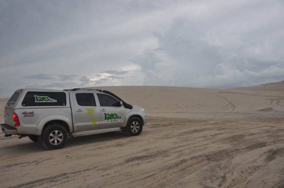 Fiona enfrentando as dunas à caminho de Jericoacoara - CE